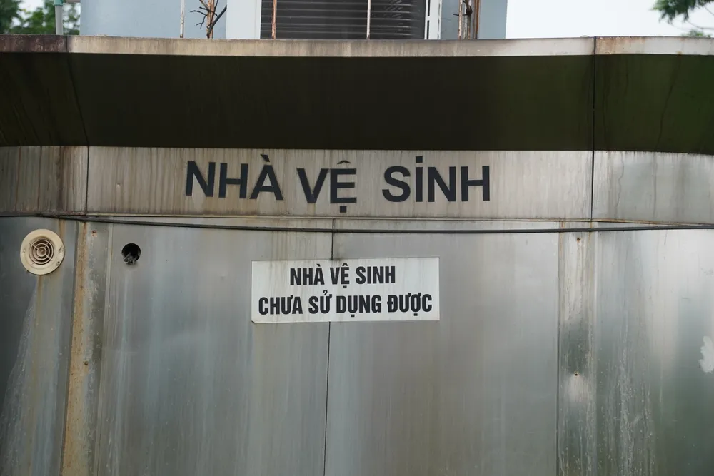 Hà Nội: Công viên gần 1.000 tỷ đồng xuống cấp, cỏ mọc kín lối đi - Ảnh 10.