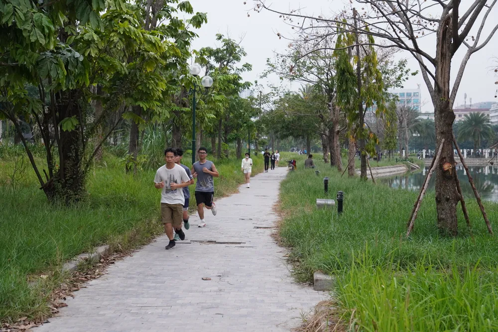 Hà Nội: Công viên gần 1.000 tỷ đồng xuống cấp, cỏ mọc kín lối đi - Ảnh 8.