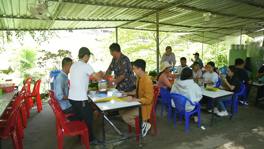 Hành trình hái lá thuốc trên đỉnh núi Cấm - Ảnh 6.