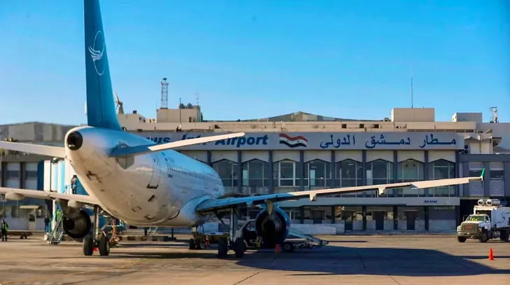 DU KHÁCH LÀM THỦ TỤC TẠI QUẦY CHECK-IN HƯỚNG DẪN ĐI SYRIA TẠI MỘT SÂN BAY QUỐC TẾ