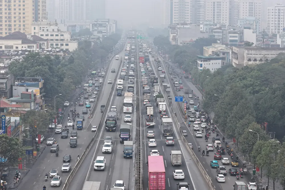 Cửa ngõ Hà Nội ùn tắc nhẹ trong ngày làm việc cuối cùng trước kỳ nghỉ Tết - Ảnh 1.