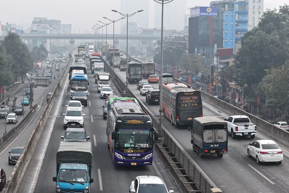Cửa ngõ Hà Nội ùn tắc nhẹ trong ngày làm việc cuối cùng trước kỳ nghỉ Tết - Ảnh 6.
