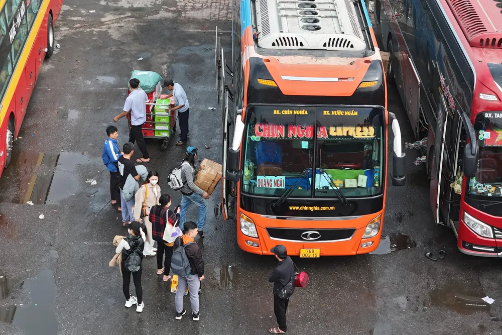 Cửa ngõ Hà Nội ùn tắc nhẹ trong ngày làm việc cuối cùng trước kỳ nghỉ Tết - Ảnh 8.