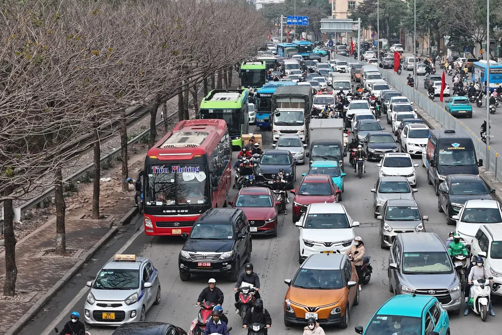 Cửa ngõ Hà Nội ùn tắc nhẹ trong ngày làm việc cuối cùng trước kỳ nghỉ Tết - Ảnh 3.