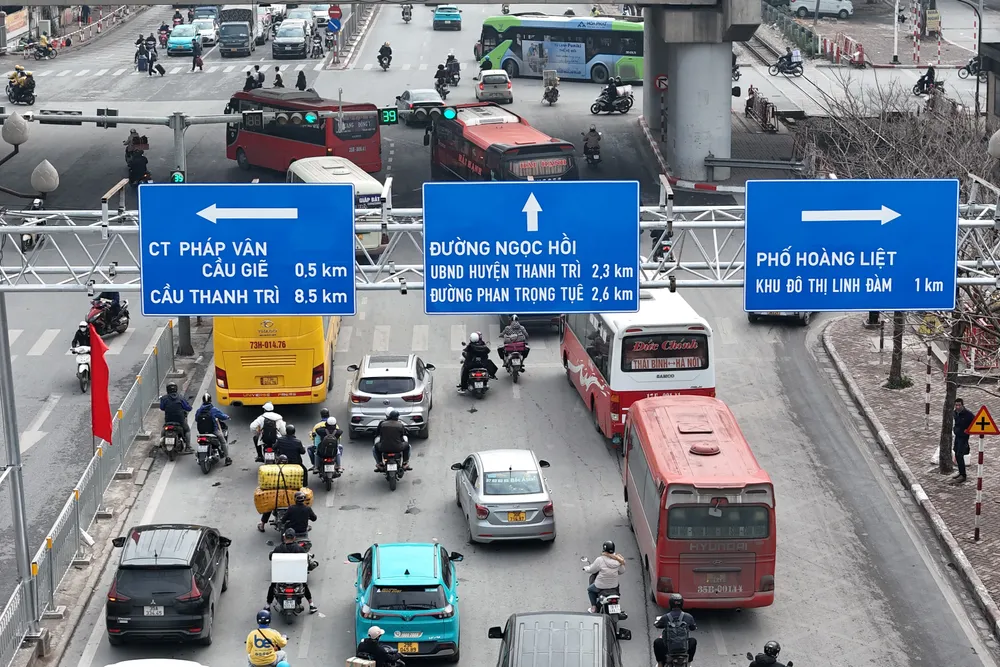 Cửa ngõ Hà Nội ùn tắc nhẹ trong ngày làm việc cuối cùng trước kỳ nghỉ Tết - Ảnh 4.