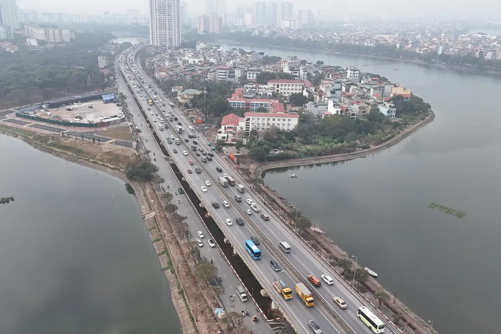 Cửa ngõ Hà Nội ùn tắc nhẹ trong ngày làm việc cuối cùng trước kỳ nghỉ Tết - Ảnh 14.