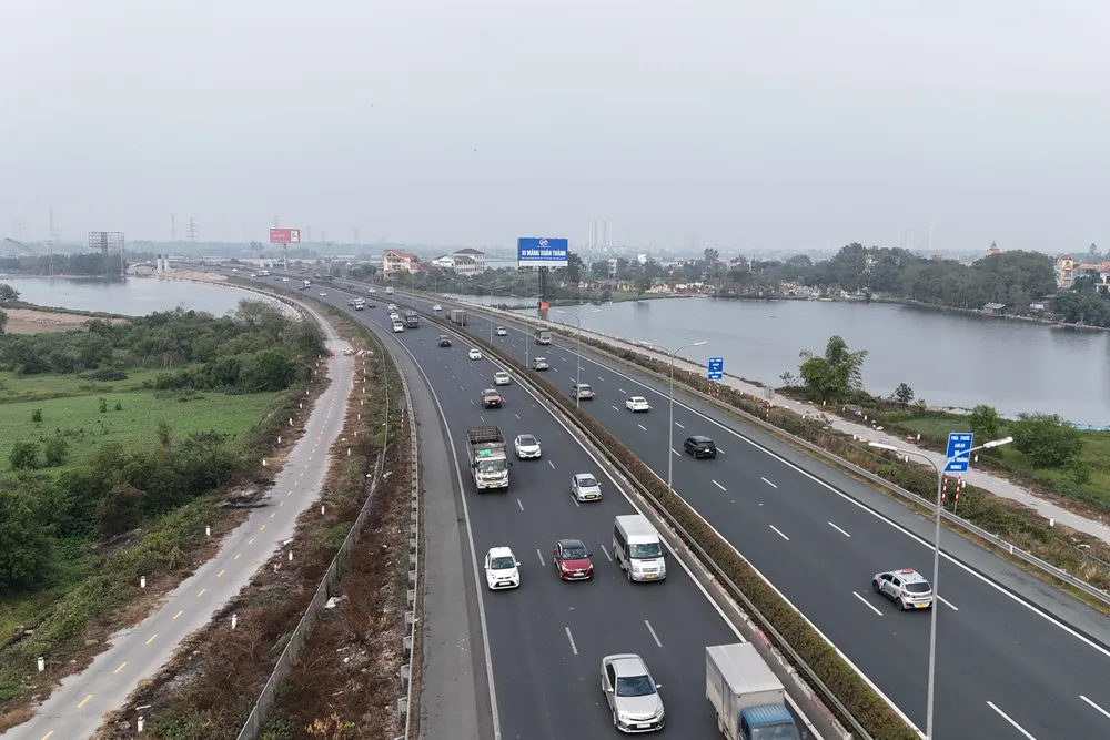 Cửa ngõ Hà Nội ùn tắc nhẹ trong ngày làm việc cuối cùng trước kỳ nghỉ Tết - Ảnh 15.