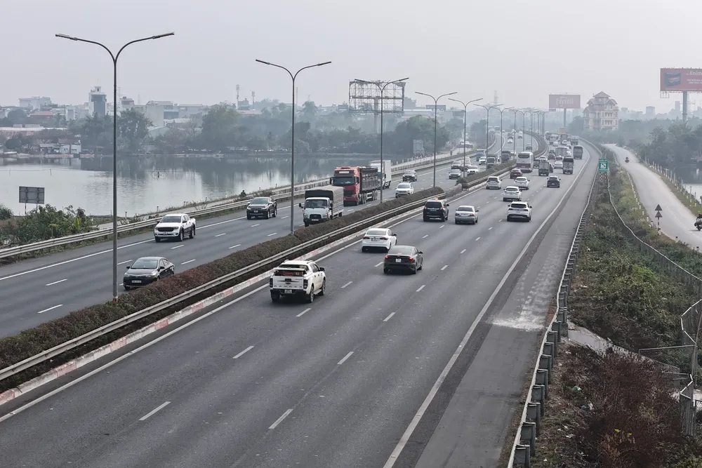 Cửa ngõ Hà Nội ùn tắc nhẹ trong ngày làm việc cuối cùng trước kỳ nghỉ Tết - Ảnh 16.