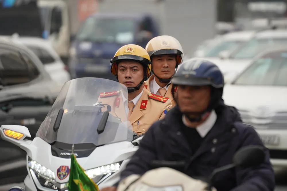 Cửa ngõ Hà Nội ùn tắc nhẹ trong ngày làm việc cuối cùng trước kỳ nghỉ Tết - Ảnh 10.