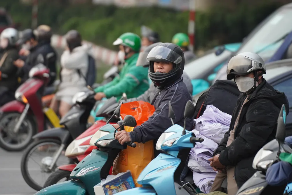Cửa ngõ Hà Nội ùn tắc nhẹ trong ngày làm việc cuối cùng trước kỳ nghỉ Tết - Ảnh 11.