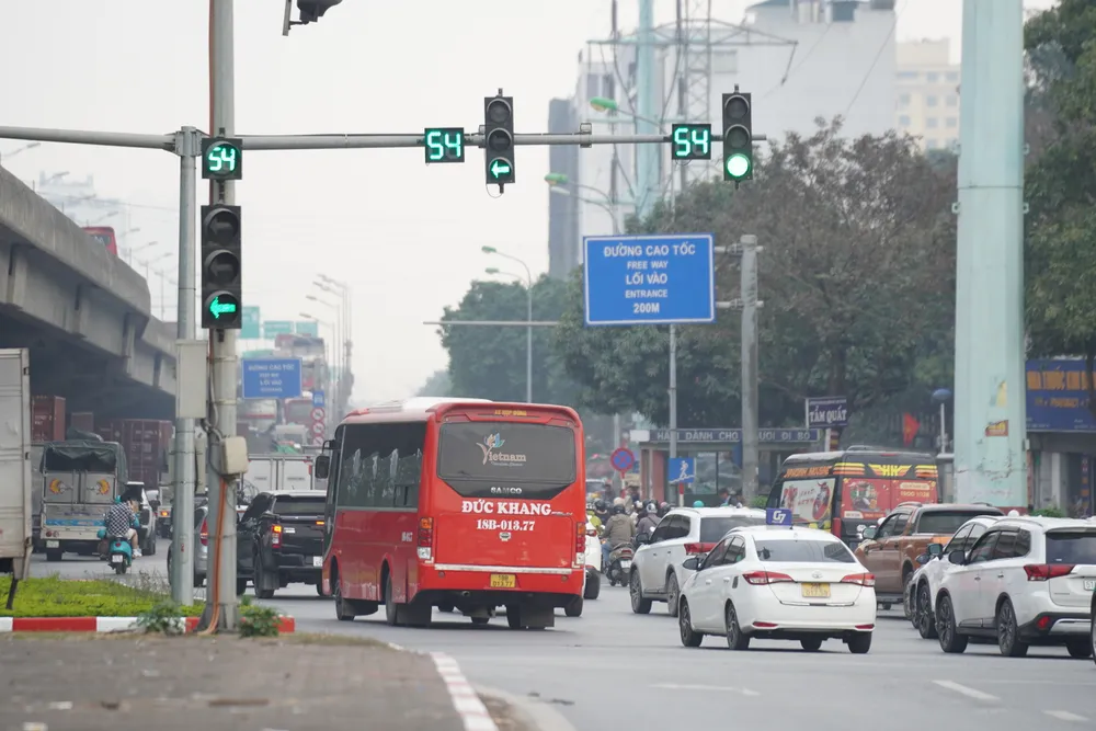 Cửa ngõ Hà Nội ùn tắc nhẹ trong ngày làm việc cuối cùng trước kỳ nghỉ Tết - Ảnh 12.