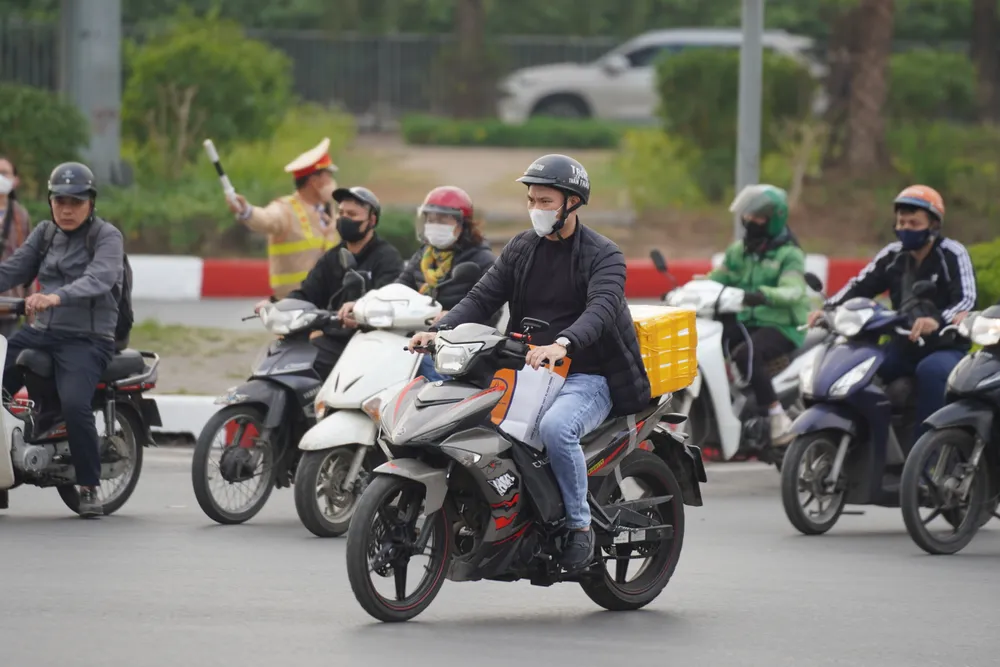 Cửa ngõ Hà Nội ùn tắc nhẹ trong ngày làm việc cuối cùng trước kỳ nghỉ Tết - Ảnh 9.
