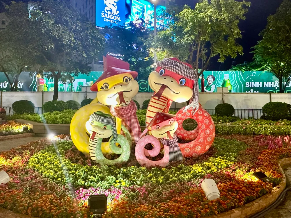 Đường hoa Nguyễn Huệ Tết Ất Tỵ sẵn sàng cho ngày khai mạc - Ảnh 18. Đường hoa Nguyễn Huệ Tết Ất Tỵ sẵn sàng cho ngày khai mạc - Ảnh 18.