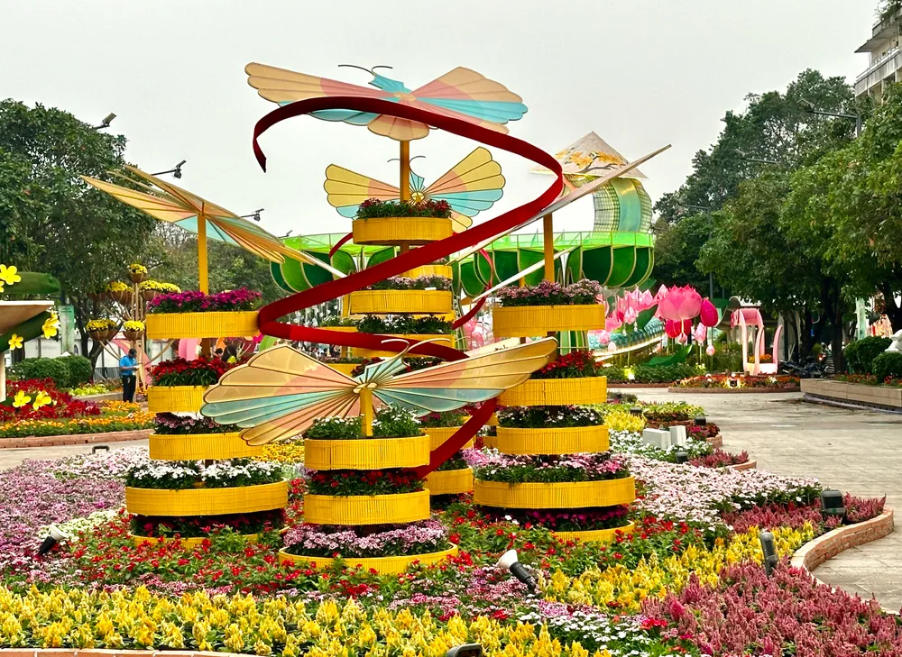 Đường hoa Nguyễn Huệ Tết Ất Tỵ sẵn sàng cho ngày khai mạc - Ảnh 5. Đường hoa Nguyễn Huệ Tết Ất Tỵ sẵn sàng cho ngày khai mạc - Ảnh 5.