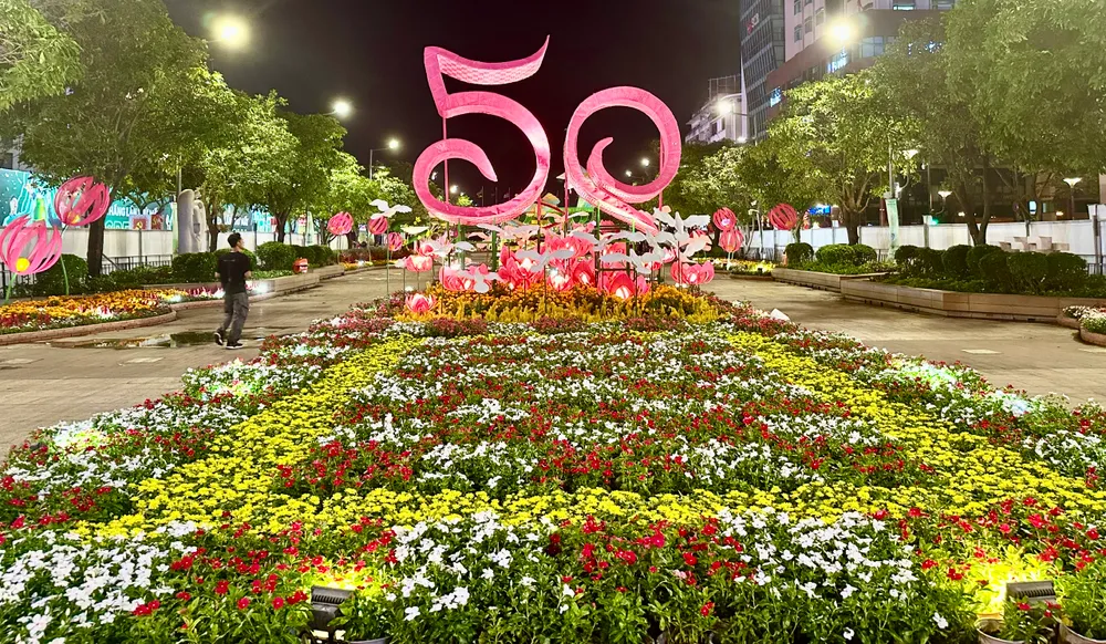 Đường hoa Nguyễn Huệ Tết Ất Tỵ sẵn sàng cho ngày khai mạc - Ảnh 7. Đường hoa Nguyễn Huệ Tết Ất Tỵ sẵn sàng cho ngày khai mạc - Ảnh 7.
