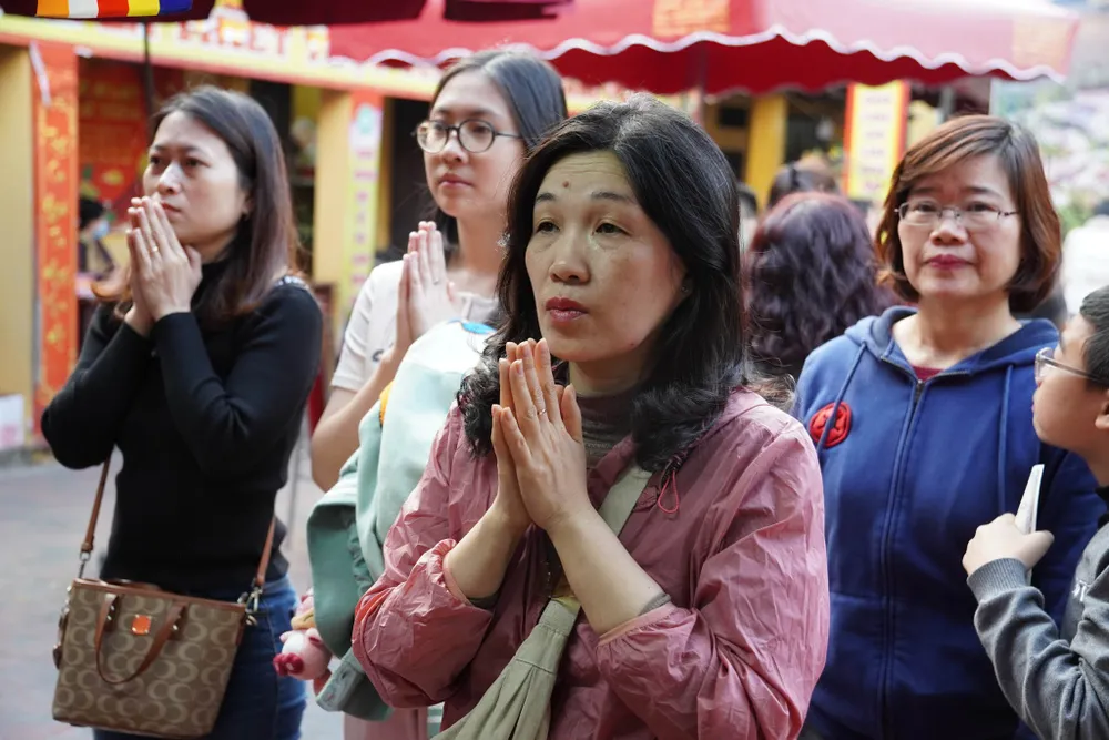 Chật kín người dâng hương cầu an tại chùa Phúc Khánh Xuân 2025 - Ảnh 1. Chật kín người dâng hương cầu an tại chùa Phúc Khánh Xuân 2025 - Ảnh 1.