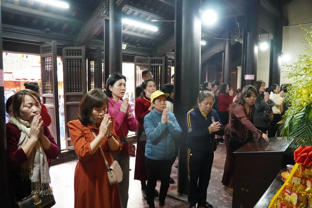 Chật kín người dâng hương cầu an tại chùa Phúc Khánh Xuân 2025 - Ảnh 3. Chật kín người dâng hương cầu an tại chùa Phúc Khánh Xuân 2025 - Ảnh 3.