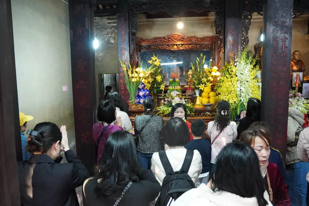 Chật kín người dâng hương cầu an tại chùa Phúc Khánh Xuân 2025 - Ảnh 9. Chật kín người dâng hương cầu an tại chùa Phúc Khánh Xuân 2025 - Ảnh 9.