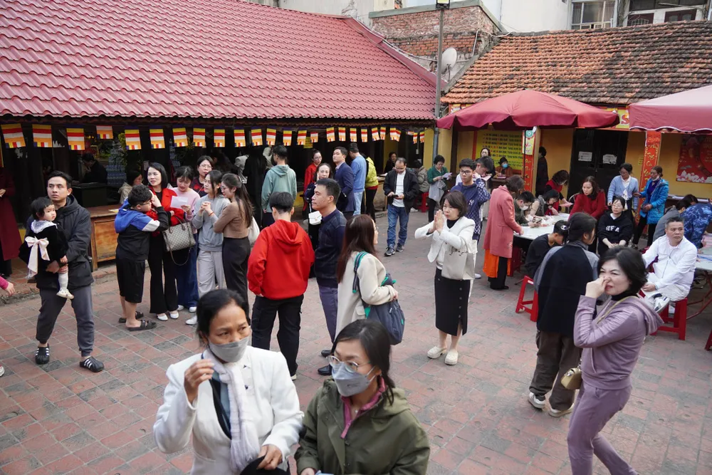 Chật kín người dâng hương cầu an tại chùa Phúc Khánh Xuân 2025 - Ảnh 2. Chật kín người dâng hương cầu an tại chùa Phúc Khánh Xuân 2025 - Ảnh 2.