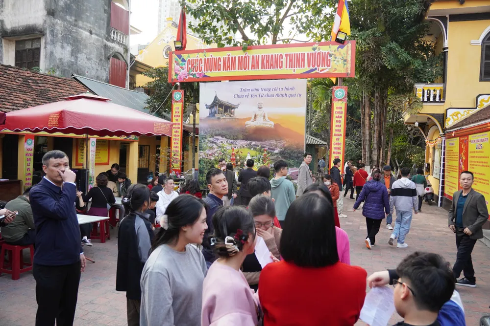 Chật kín người dâng hương cầu an tại chùa Phúc Khánh Xuân 2025 - Ảnh 10. Chật kín người dâng hương cầu an tại chùa Phúc Khánh Xuân 2025 - Ảnh 10.