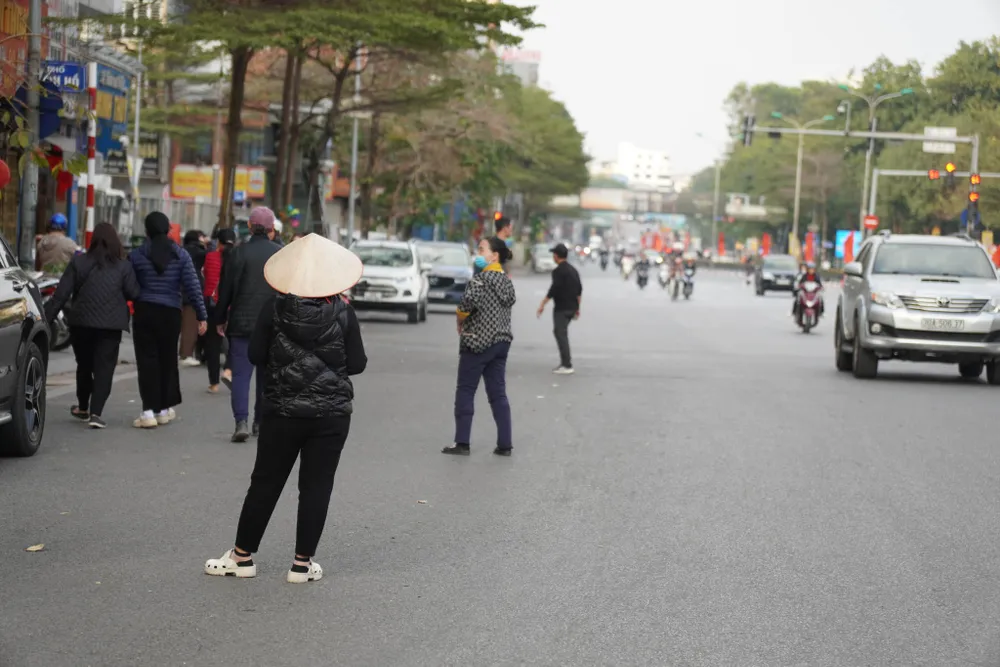 Chật kín người dâng hương cầu an tại chùa Phúc Khánh Xuân 2025 - Ảnh 12. Chật kín người dâng hương cầu an tại chùa Phúc Khánh Xuân 2025 - Ảnh 12.