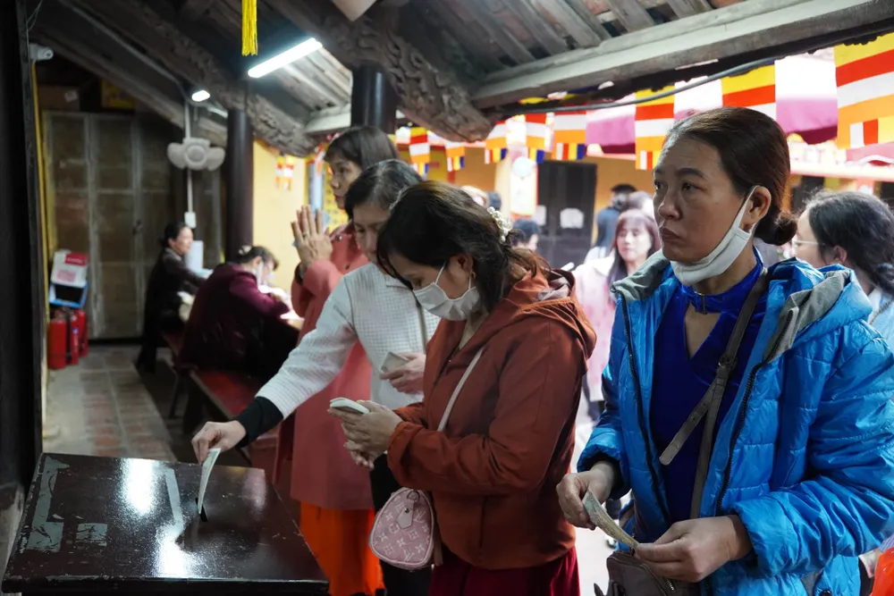 Chật kín người dâng hương cầu an tại chùa Phúc Khánh Xuân 2025 - Ảnh 5. Chật kín người dâng hương cầu an tại chùa Phúc Khánh Xuân 2025 - Ảnh 5.
