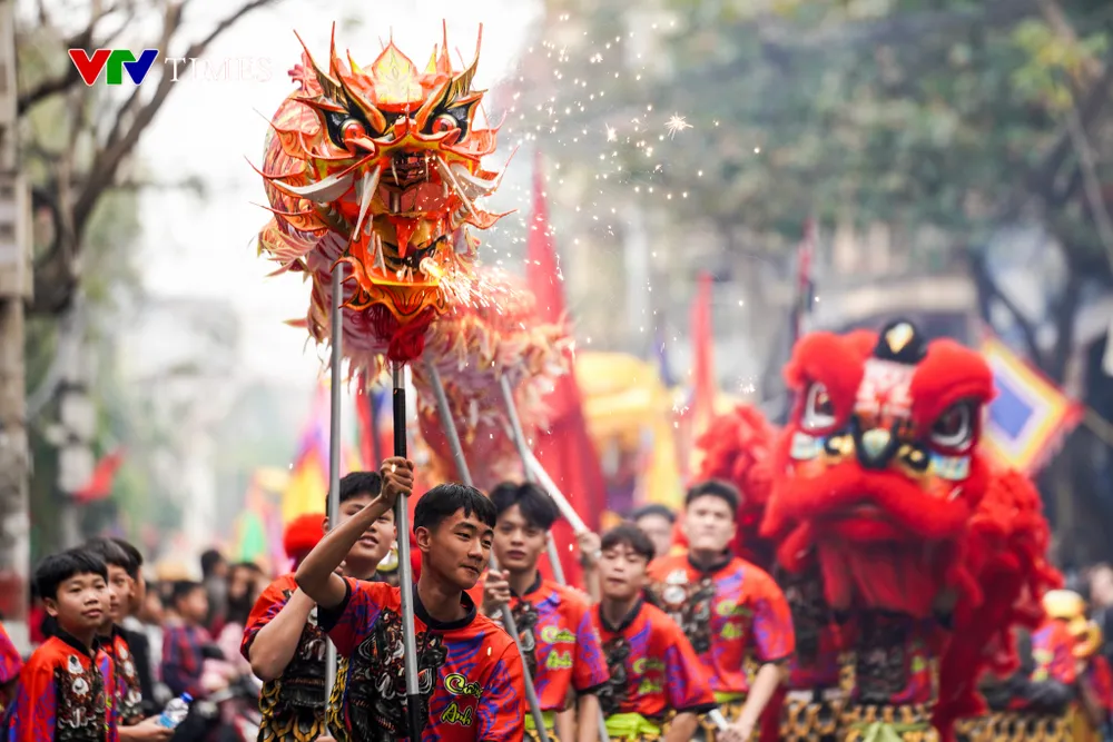 Hàng vạn người dân rước ‘ông pháo’ nặng một tấn ở làng Đồng Kỵ - Ảnh 1. Hàng vạn người dân rước ‘ông pháo’ nặng một tấn ở làng Đồng Kỵ - Ảnh 1.