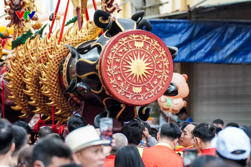 Hàng vạn người dân rước ‘ông pháo’ nặng một tấn ở làng Đồng Kỵ - Ảnh 4. Hàng vạn người dân rước ‘ông pháo’ nặng một tấn ở làng Đồng Kỵ - Ảnh 4.