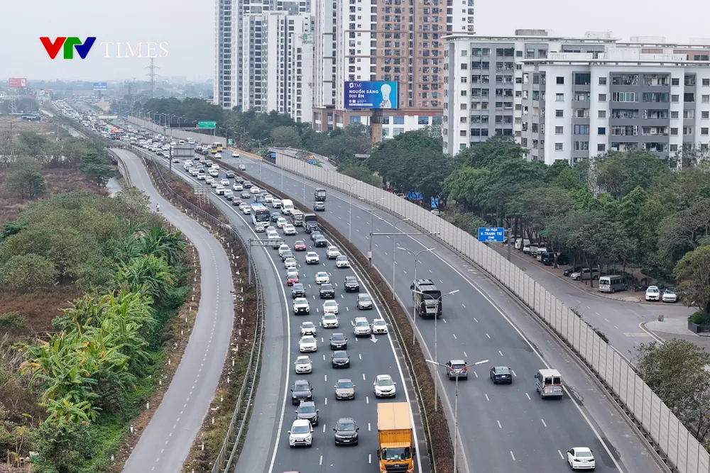 Dòng người đổ về Hà Nội ngày cuối nghỉ Tết, nhiều tuyến đường ùn tắc - Ảnh 10. Dòng người đổ về Hà Nội ngày cuối nghỉ Tết, nhiều tuyến đường ùn tắc - Ảnh 10.
