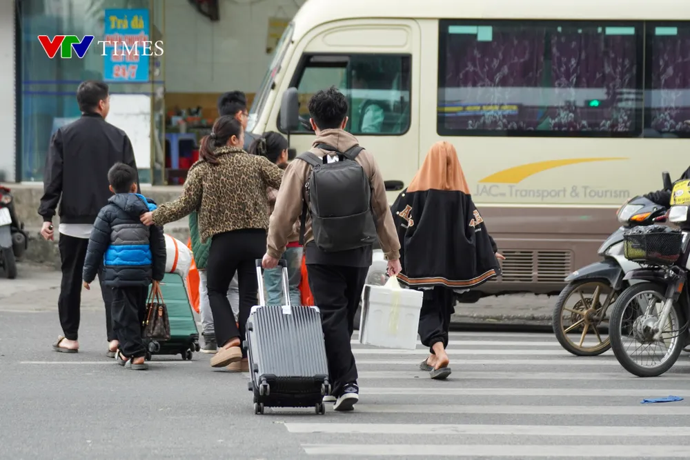 Dòng người đổ về Hà Nội ngày cuối nghỉ Tết, nhiều tuyến đường ùn tắc - Ảnh 15. Dòng người đổ về Hà Nội ngày cuối nghỉ Tết, nhiều tuyến đường ùn tắc - Ảnh 15.