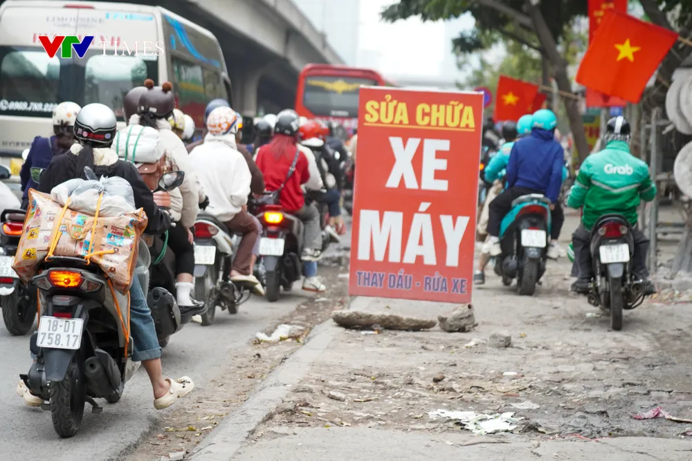 Dòng người đổ về Hà Nội ngày cuối nghỉ Tết, nhiều tuyến đường ùn tắc - Ảnh 9. Dòng người đổ về Hà Nội ngày cuối nghỉ Tết, nhiều tuyến đường ùn tắc - Ảnh 9.