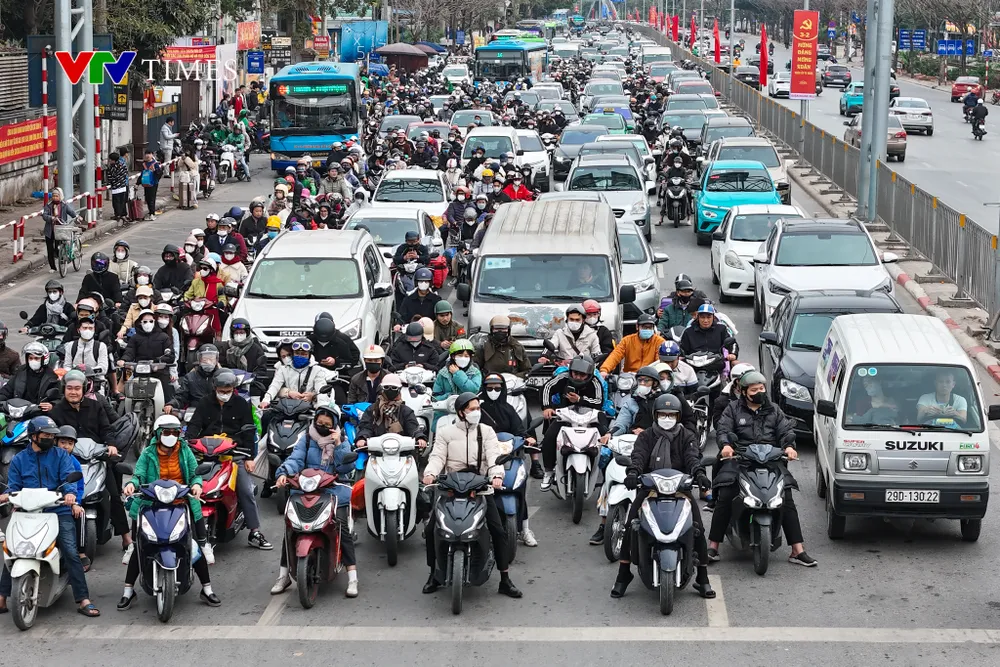 Dòng người đổ về Hà Nội ngày cuối nghỉ Tết, nhiều tuyến đường ùn tắc - Ảnh 4. Dòng người đổ về Hà Nội ngày cuối nghỉ Tết, nhiều tuyến đường ùn tắc - Ảnh 4.