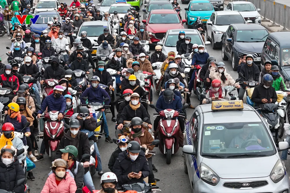 Dòng người đổ về Hà Nội ngày cuối nghỉ Tết, nhiều tuyến đường ùn tắc - Ảnh 2. Dòng người đổ về Hà Nội ngày cuối nghỉ Tết, nhiều tuyến đường ùn tắc - Ảnh 2.