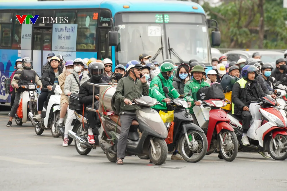 Dòng người đổ về Hà Nội ngày cuối nghỉ Tết, nhiều tuyến đường ùn tắc - Ảnh 14. Dòng người đổ về Hà Nội ngày cuối nghỉ Tết, nhiều tuyến đường ùn tắc - Ảnh 14.