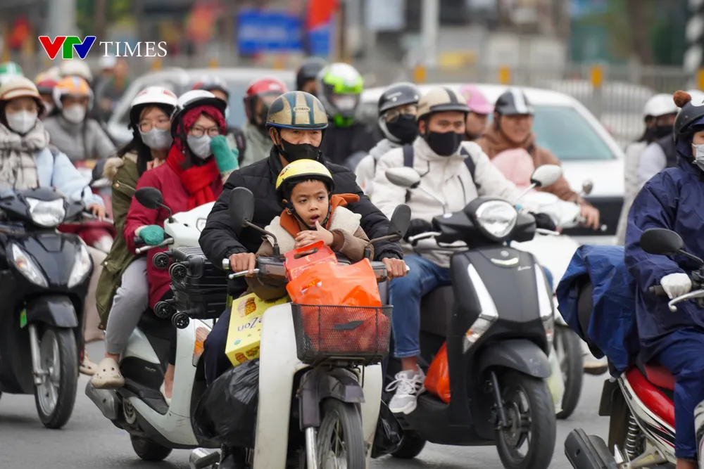 Dòng người đổ về Hà Nội ngày cuối nghỉ Tết, nhiều tuyến đường ùn tắc - Ảnh 8. Dòng người đổ về Hà Nội ngày cuối nghỉ Tết, nhiều tuyến đường ùn tắc - Ảnh 8.