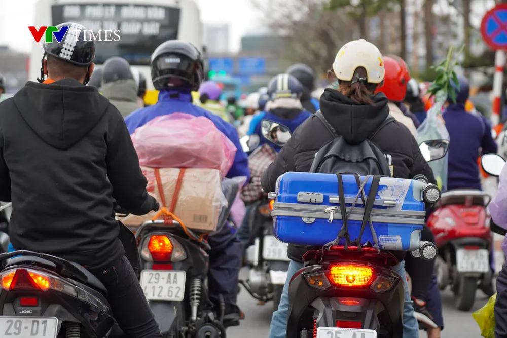 Dòng người đổ về Hà Nội ngày cuối nghỉ Tết, nhiều tuyến đường ùn tắc - Ảnh 5. Dòng người đổ về Hà Nội ngày cuối nghỉ Tết, nhiều tuyến đường ùn tắc - Ảnh 5.