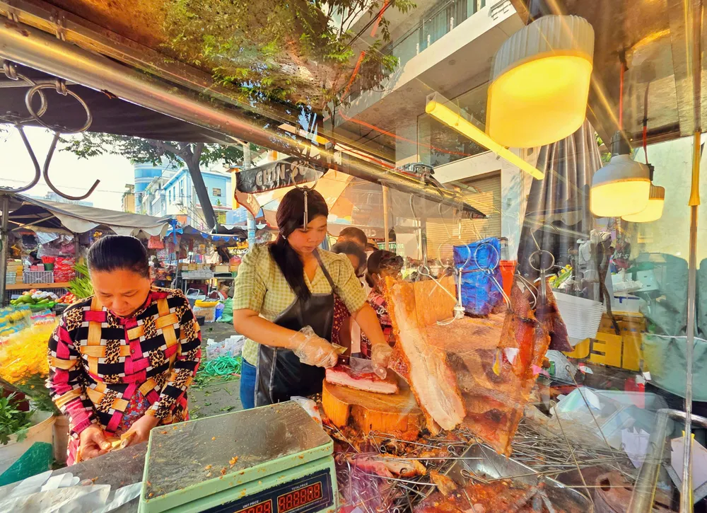 Chợ truyền thống nhộn nhịp ngày vía Thần Tài - Ảnh 7. Chợ truyền thống nhộn nhịp ngày vía Thần Tài - Ảnh 7.