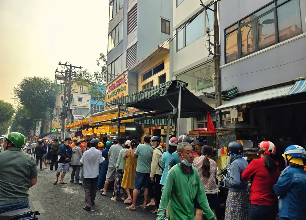 Chợ truyền thống nhộn nhịp ngày vía Thần Tài - Ảnh 8. Chợ truyền thống nhộn nhịp ngày vía Thần Tài - Ảnh 8.