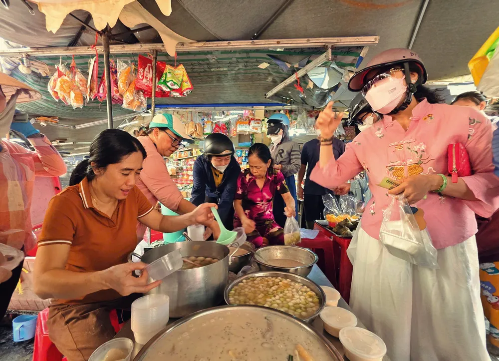 Chợ truyền thống nhộn nhịp ngày vía Thần Tài - Ảnh 9. Chợ truyền thống nhộn nhịp ngày vía Thần Tài - Ảnh 9.