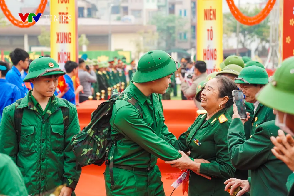 Lễ giao nhận quân 2025 tại Hà Nội: Ngày hội lên đường bảo vệ Tổ quốc - Ảnh 18. Lễ giao nhận quân 2025 tại Hà Nội: Ngày hội lên đường bảo vệ Tổ quốc - Ảnh 18.