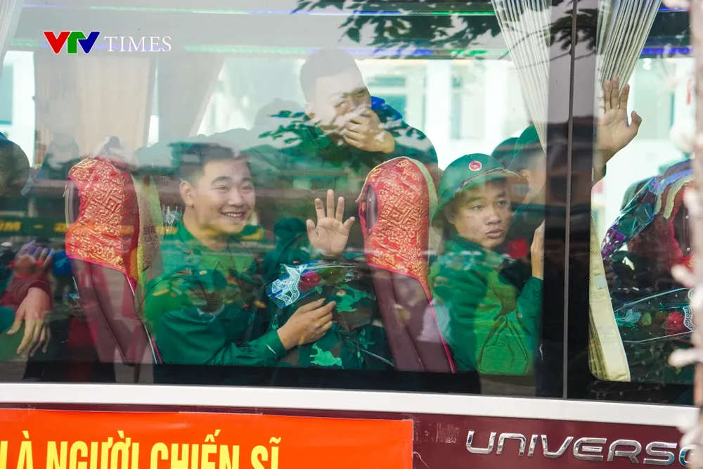 Lễ giao nhận quân 2025 tại Hà Nội: Ngày hội lên đường bảo vệ Tổ quốc - Ảnh 22. Lễ giao nhận quân 2025 tại Hà Nội: Ngày hội lên đường bảo vệ Tổ quốc - Ảnh 22.
