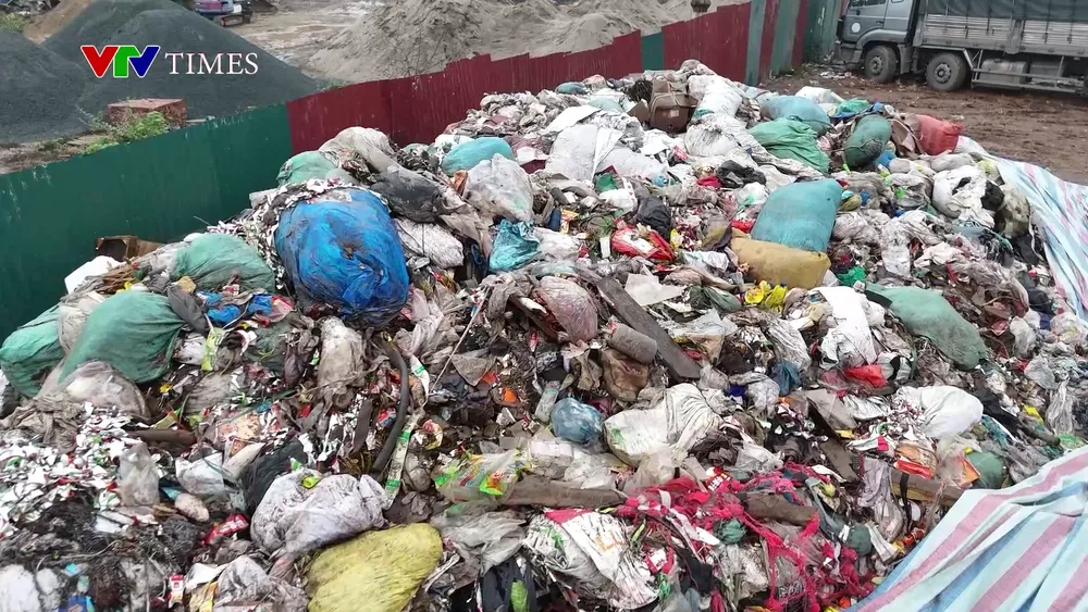 60 tấn rác bánh kẹo ở La Phù vẫn chất thành đống, nguy cơ ô nhiễm chưa có hồi kết - Ảnh 10. 60 tấn rác bánh kẹo ở La Phù vẫn chất thành đống, nguy cơ ô nhiễm chưa có hồi kết - Ảnh 10.