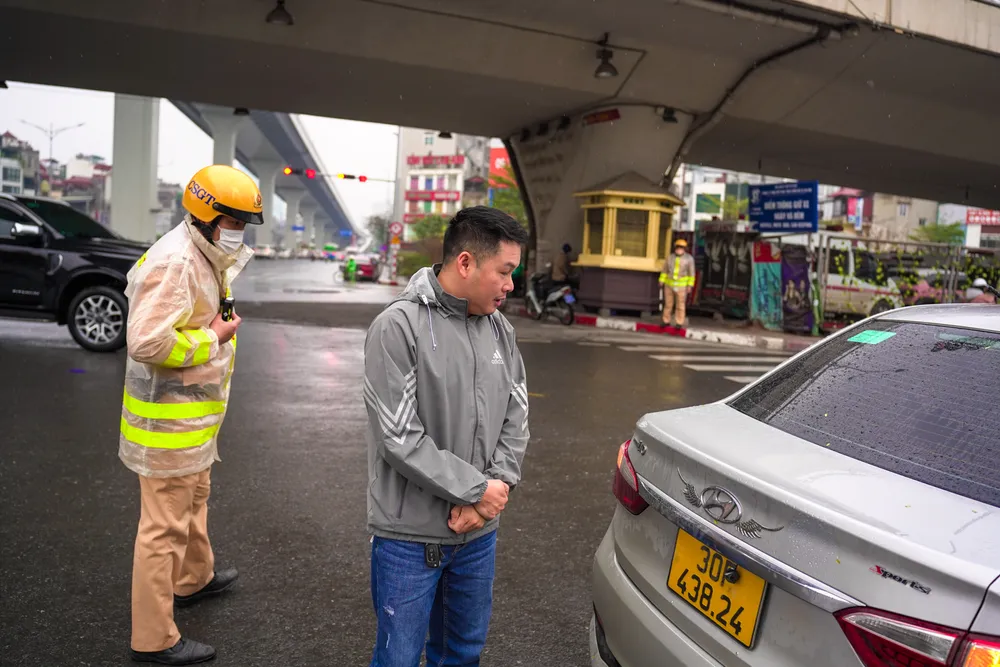 Dán băng dính làm sai biển số xe, tài xế ô tô ở Hà Nội bị phạt 23 triệu đồng - Ảnh 1.