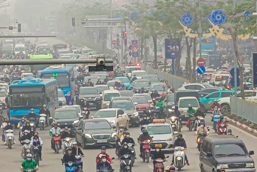 Dán băng dính làm sai biển số xe, tài xế ô tô ở Hà Nội bị phạt 23 triệu đồng - Ảnh 3.