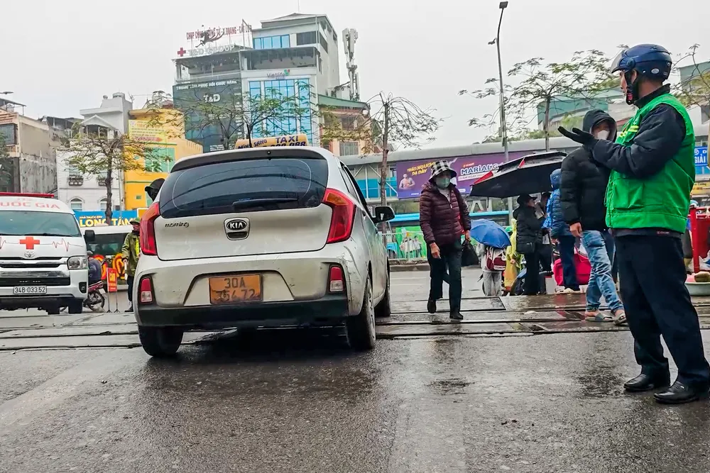 Dán băng dính làm sai biển số xe, tài xế ô tô ở Hà Nội bị phạt 23 triệu đồng - Ảnh 4.