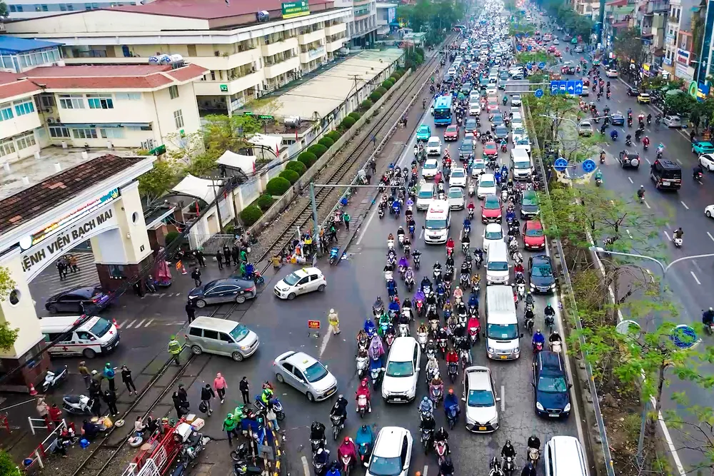Dán băng dính làm sai biển số xe, tài xế ô tô ở Hà Nội bị phạt 23 triệu đồng - Ảnh 2.
