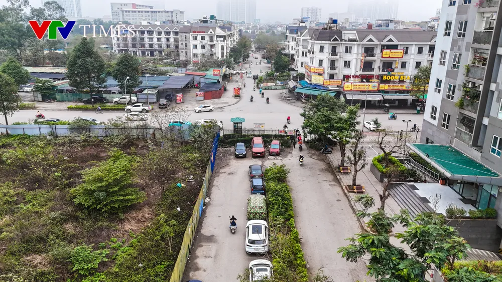 KĐT Kim Văn - Kim Lũ thiếu đường kết nối, người dân xếp hàng luồn lách giờ cao điểm - Ảnh 3. KĐT Kim Văn - Kim Lũ thiếu đường kết nối, người dân xếp hàng luồn lách giờ cao điểm - Ảnh 3.