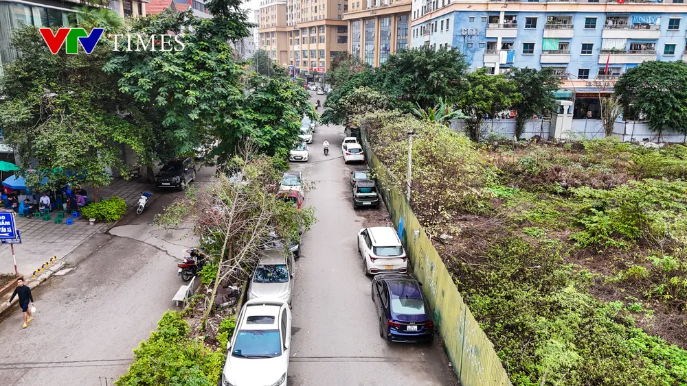 KĐT Kim Văn - Kim Lũ thiếu đường kết nối, người dân xếp hàng luồn lách giờ cao điểm - Ảnh 5. KĐT Kim Văn - Kim Lũ thiếu đường kết nối, người dân xếp hàng luồn lách giờ cao điểm - Ảnh 5.