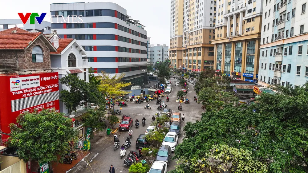 KĐT Kim Văn - Kim Lũ thiếu đường kết nối, người dân xếp hàng luồn lách giờ cao điểm - Ảnh 4. KĐT Kim Văn - Kim Lũ thiếu đường kết nối, người dân xếp hàng luồn lách giờ cao điểm - Ảnh 4.