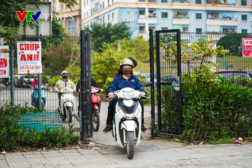 KĐT Kim Văn - Kim Lũ thiếu đường kết nối, người dân xếp hàng luồn lách giờ cao điểm - Ảnh 7. KĐT Kim Văn - Kim Lũ thiếu đường kết nối, người dân xếp hàng luồn lách giờ cao điểm - Ảnh 7.